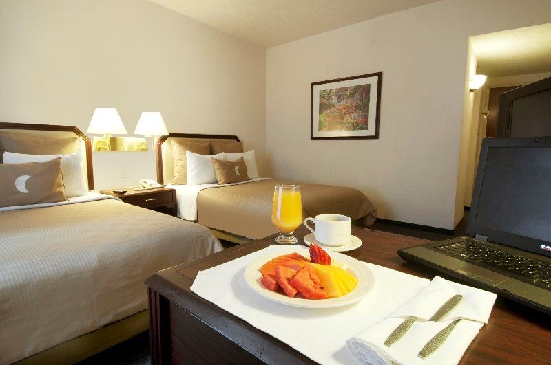 Fiesta Inn Toluca Tollocan Стая снимка